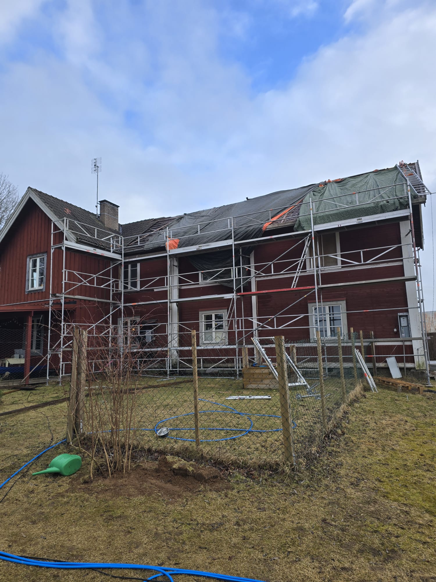 Plattform med inhägnad — väderskydd och säker arbetsmiljö